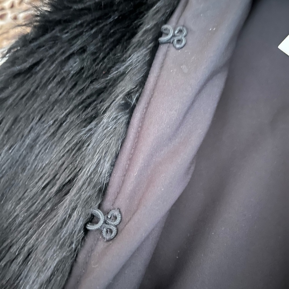 GAP Women's Black Faux Fur Vest. Size Large. NWT. Hook & Eye Closure. - Picture 3 of 9